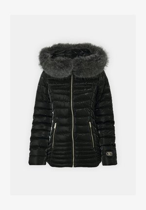 Fekete párnázott dzseki műszőrme kapucnival, cipzáros záródással, két cipzáros elülső zsebbel és logós részlettel az ujján.