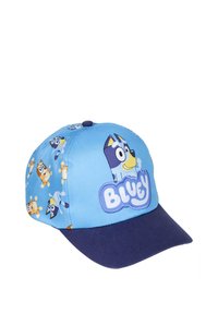 Gorra de béisbol azul claro con visera azul oscura. Presenta personajes animados de Bluey y el logo impresos de manera destacada en la parte superior.
