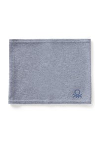 Šedý pletený nákrčník s hladkou texturou. Na jedné straně je malé modré logo s chobotnicí. Okraje jsou zakončeny čistým stehem.