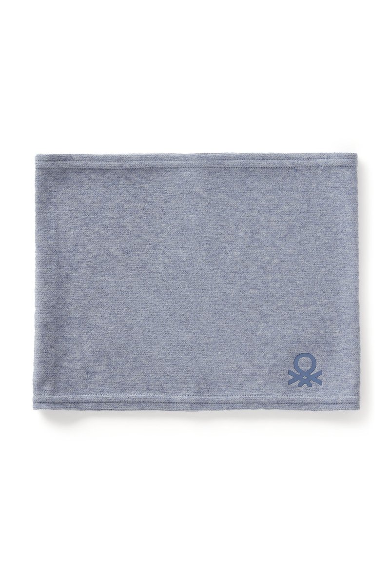 Šedý pletený nákrčník s hladkou texturou. Na jedné straně je malé modré logo s chobotnicí. Okraje jsou zakončeny čistým stehem.