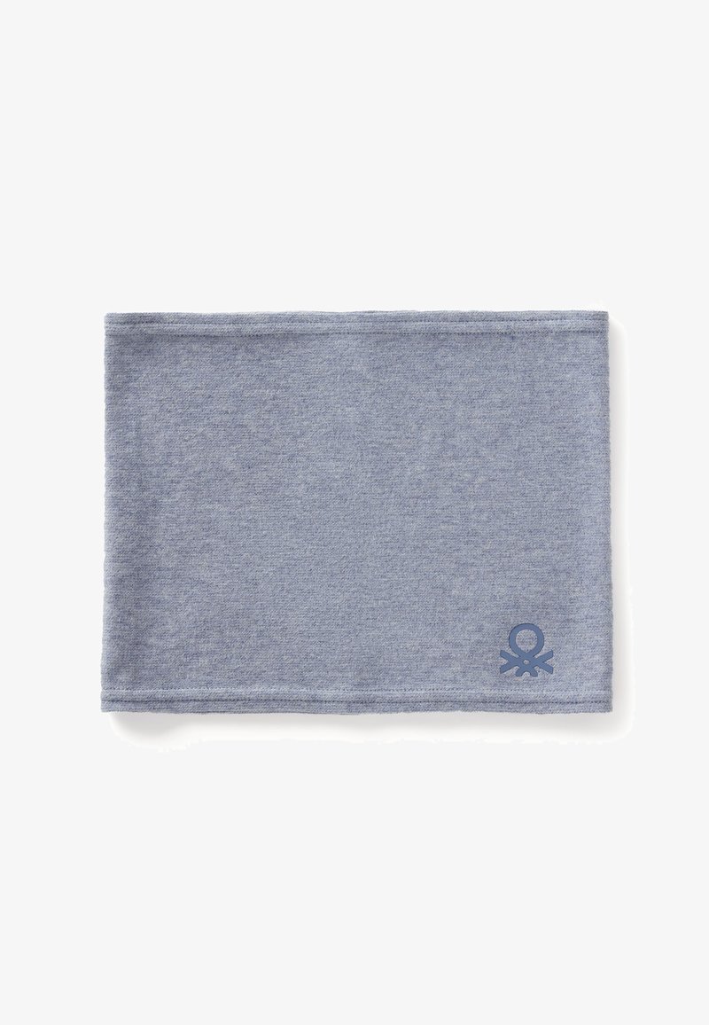 Grijze gebreide nekmof met een gladde textuur. Heeft een klein blauw octopuslogo aan één kant. De randen zijn afgewerkt met nette stiksels.