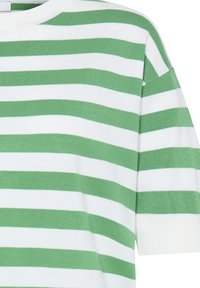 Zelený a biely pruhovaný pletený top s krátkymi rukávmi, s okrúhlym výstrihom a rebrovanou textúrou. Pruhy sú rovnomerne rozmiestnené.