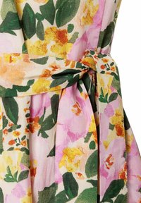 Blumenbluse mit einer Mischung aus rosa, gelben und grünen Blumen auf einem hellen Hintergrund, mit einem Stoffgürtel, der an der Taille gebunden ist.