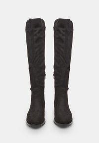 Stivali neri in suede al ginocchio con una finitura leggermente texture, chiusura con zip sui lati e design con punta rotonda.