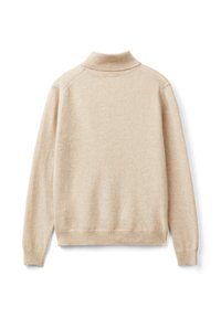 Beżowy sweter o wysokim kołnierzu, z prążkowanymi mankietami i dołem, o miękkiej fakturze i gładkim wykończeniu. Brak widocznych wzorów czy elementów metalowych.