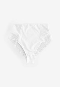 Witte high-waisted slip gemaakt van soepele stof met kanten zijpanelen met geometrische patronen. Zachte textuur met een ontwerp voor volledige bedekking.