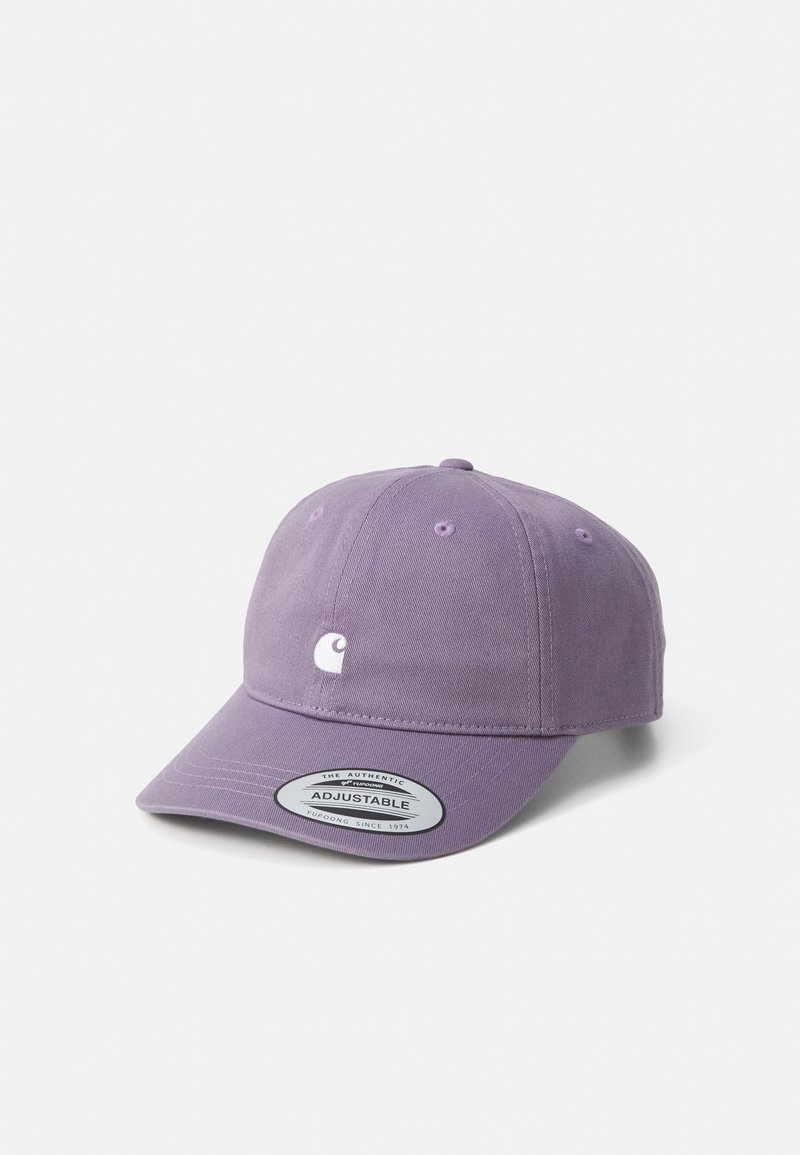 Lilla bomull-baseballcap med justerbar stropp, buet skjerm, brodert logo på forsiden, og ventilasjonsøyer på toppen.