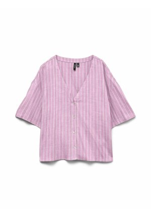 Chemise à manches courtes violet clair avec des rayures verticales blanches et un col en V, présentée sur fond blanc.
