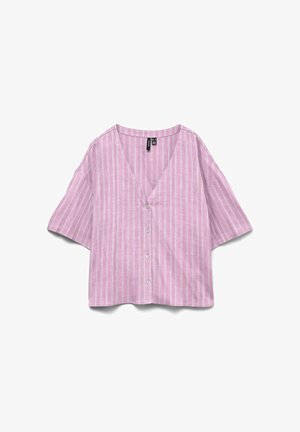 Chemise à manches courtes violet clair avec des rayures verticales blanches et un col en V, présentée sur fond blanc.