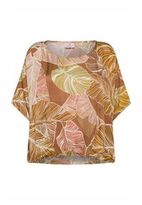 Kortærmet bluse i letvægtsstof med abstrakte bladmønstre i jordfarver af orange, pink og grøn på en brun baggrund.