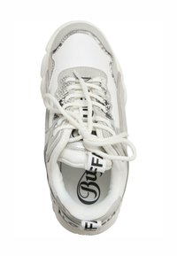 Sneaker blanche avec des accents argentés et un imprimé serpent. Présente un bout rond, une semelle épaisse et des lacets plats. Logo visible sur le talon et la languette.