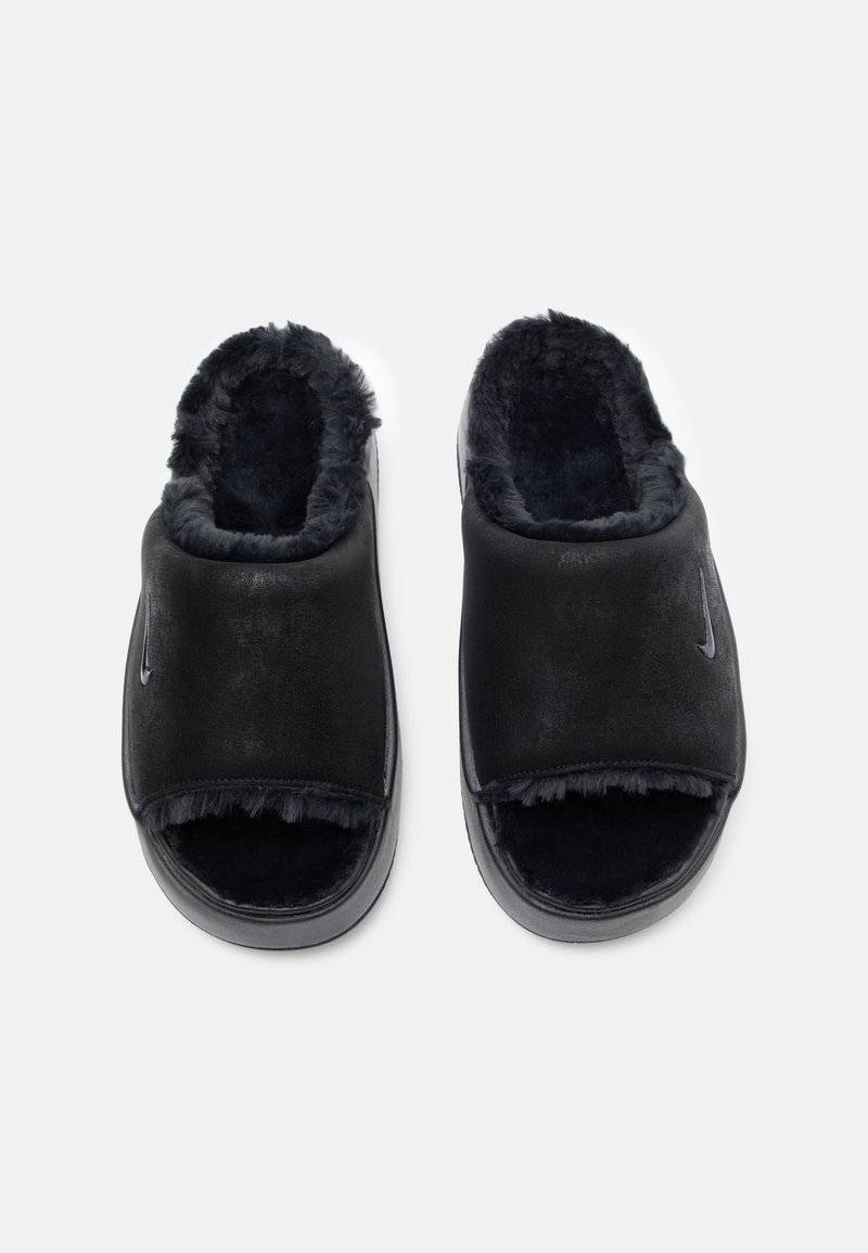 Infradito neri con fodera in pelliccia sintetica, materiale esterno liscio, design open toe e logo Nike accentato di lato.