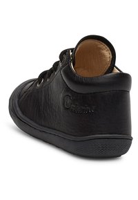 Černá kožená bota s zaobleným tvarem, texturovaným povrchem, polstrovaným límcem a šněrováním, s gumovou podrážkou a detailem značky.