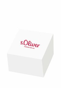 Witte geschenkdoos met een gladde textuur, voorzien van een rood logo met de tekst "s.Oliver FASHION FOR LIFE" op de bovenkant.