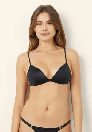 Czarny biustonosz bikini w kształcie trójkąta z cienkimi regulowanymi ramiączkami, gładkiego materiału i wsparcia drucianego. Charakteryzuje się minimalistycznym designem i bezszwową konstrukcją.