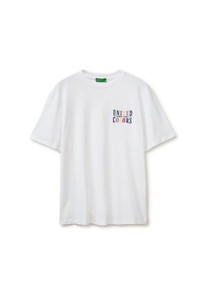 Weißes T-Shirt mit kurzen Ärmeln und mehrfarbigem Schriftzug "United Colors Since 1965" auf der linken Brust.