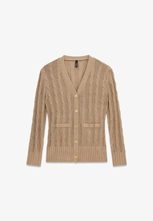 Beige Strickjacke mit Kabelmuster, V-Ausschnitt, fünf Knöpfen, zwei Vorderentaschen sowie gerippten Bündchen und Saum.