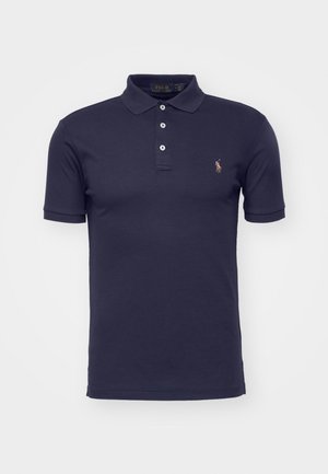 Marineblå polo skjorte laget av bomull, med en tre-knapp placket, korte ermer og en liten brodert logo på brystet.