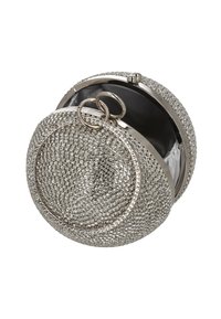 Bolso de mano redondo de plata cubierto de piedras de imitación con un broche metálico brillante, que cuenta con dos anillos para sujeción y un forro interior negro.