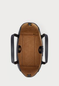 Melnā struktūrētā rokassoma ar teksturētu virsmu, brūnu zamša iekšpusi un zelta aparatūras akcentiem. Funkcijas divi augšējie rokturi un plaša nodalījuma.