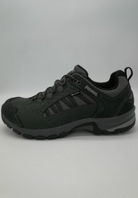 Schwarzer Wanderschuh mit einer Oberseite aus Mesh, Gummisohle und verstärktem Zeh. Enthält ein wasserdichtes Gore-Tex-Label und ein Schnürdesign.
