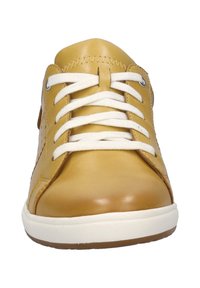 Gelbe Leder-Sneaker mit glatter Oberfläche, weißen Schnürsenkeln und runder Zehenpartie. Verfügt über perforierte Details und eine Gummisohle.