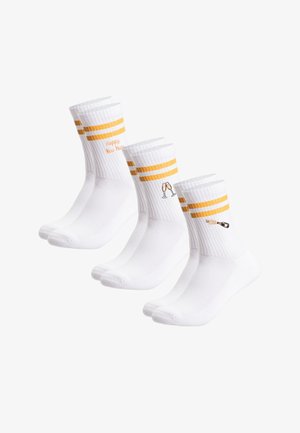 Drei Paar weiße Knöchelsocken mit orangefarbenen Streifen; Designs beinhalten "Frohes neues Jahr", anstoßende Champagnergläser und eine prickelnde Champagnerflasche.