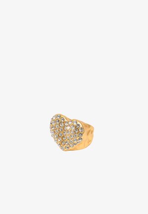 Gouden hartvormige ring versierd met talrijke heldere, glinsterende strassstenen, met een gepolijste, gladde textuur.