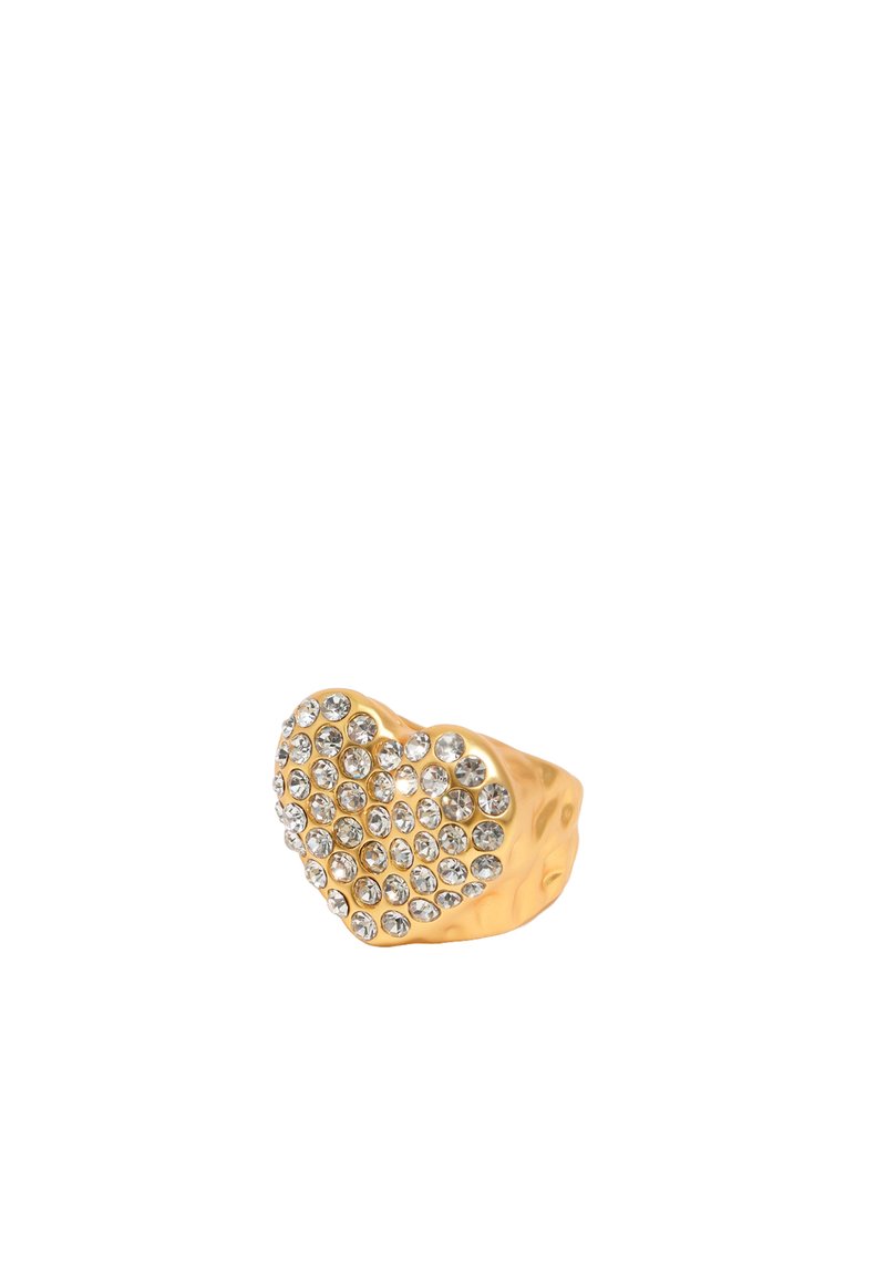 Anillo en forma de corazón de tono dorado adornado con numerosas piedras de strass claras y brillantes, con una textura pulida y suave.