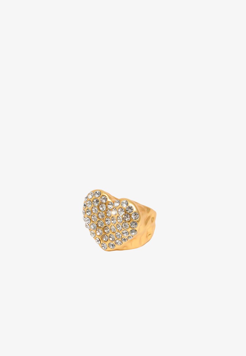 Anillo en forma de corazón de tono dorado adornado con numerosas piedras de strass claras y brillantes, con una textura pulida y suave.