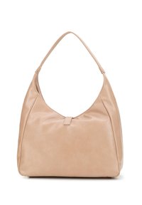 Borsa a tracolla in pelle beige con una forma curva e morbida. Presenta un'unica tracolla e una piccola chiusura a pattina nella parte superiore. Texture liscia, design minimalista.