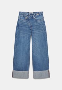 Jean en denim bleu à jambes larges avec ourlets retroussés et fermeture diagonale unique à double bouton à la taille.