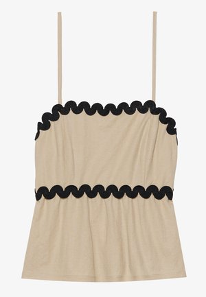 Top bej cu bretele subțiri, având o margine zimțată neagră în jurul gâtului și la talie, realizat dintr-un material moale și ușor.