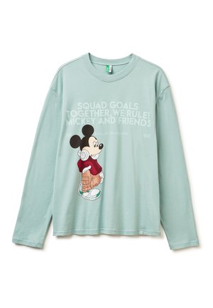 Camicia a maniche lunghe blu chiaro con grafica di Topolino che indossa delle cuffie e la scritta "OBIETTIVI DI SQUADRA INSIEME, REGNIAMO! TOPOLINO E AMICI."
