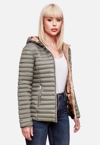 Vadderad jacka i olivgrön med en beige huva, med horisontellt quiltade detaljer, dragkedjestängning och sidofickor.