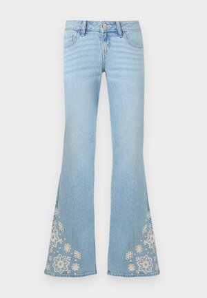 Jean évasé bleu clair avec taille haute et broderie florale blanche près de l'ourlet sur les deux jambes.