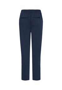 Pantalon bleu marine avec taille élastique et deux poches arrière passepoilées, vu de dos sur fond blanc. Aucune personne présente.