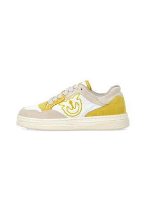 Sneaker low-top con una combinazione di pelle bianca, suede beige e accenti gialli. Punta rotonda, soletta testurizzata e un logo giallo prominente.