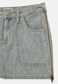 Jasnoniebieska dżinsowa spódnica mini z postarzanym wykończeniem. Posiada przednią kieszeń, metalowy zamek błyskawiczny z boku oraz metkę z logo przy pasie.