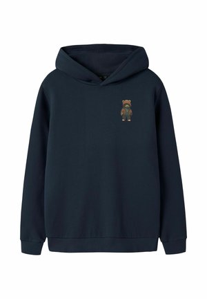 Sweat à capuche bleu marine avec un petit ours en peluche portant un sweat à capuche marron imprimé sur le côté gauche de la poitrine.