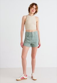 Levi's® MOM - Kratke hlače od trapera - light green