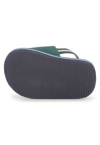 Πράσινο ύφασμα με υφασμάτινο σχέδιο, λευκές ρίγες και μπλε λαστιχένια σόλα με οριζόντιες αυλακώσεις για πρόσφυση.