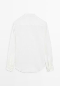 Chemise blanche unie à manches longues avec poignets boutonnés, un col et un ourlet arrondi vue de dos.