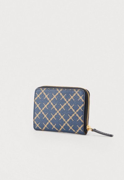 Πορτοφόλι με φερμουάρ από υλικό με υφή σε σκούρο μπλε χρώμα, με χρυσό γεωμετρικό σχέδιο. Χρυσά μεταλλικά στοιχεία και πλαϊνή λουρίδα για εύκολο κράτημα.