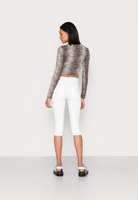 ONLY ONLRAIN REG SK KNICKERS - Shorts vaqueros - white