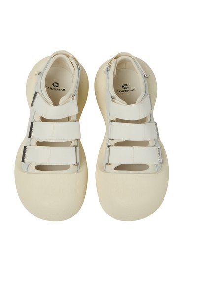 Sandales Camperlab beige avec trois brides Velcro réglables et semelles arrondies texturées, vues de dessus.