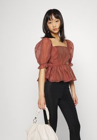 Glamorous Petite BABYDOLL - Blusa - redwood organza