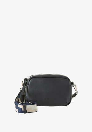 Czarna torba na ramię z teksturowanej skóry z srebrnym zamkiem błyskawicznym i wzorzystym regulowanym paskiem w odcieniach granatu i kremu. Z przodu znajduje się logo.