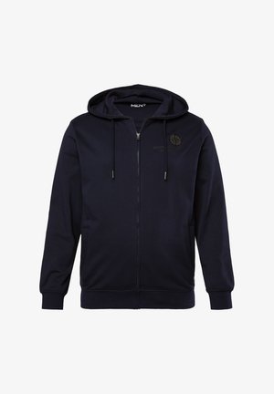 Felpa con zip colore navy, dotata di cappuccio con cordino, tasche frontali e tessuto testurizzato. Presenta un logo sul petto e polsini a costine.