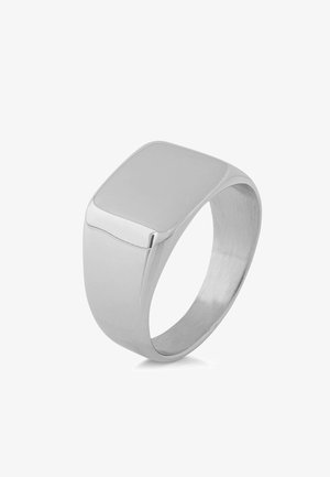 Bague pour homme en forme carrée en argent poli. Elle présente un dessus plat et un anneau lisse et arrondi, avec une texture brossée sur le côté intérieur.